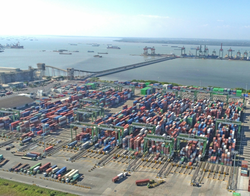 Aerial view of a busy container shipping port illustrating nearshoring and friendshoring supply chain strategy