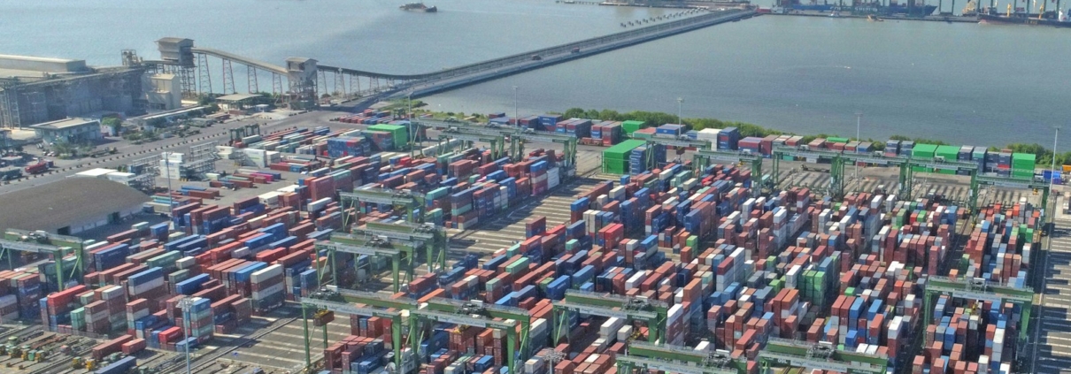 Aerial view of a busy container shipping port illustrating nearshoring and friendshoring supply chain strategy