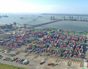 Aerial view of a busy container shipping port illustrating nearshoring and friendshoring supply chain strategy